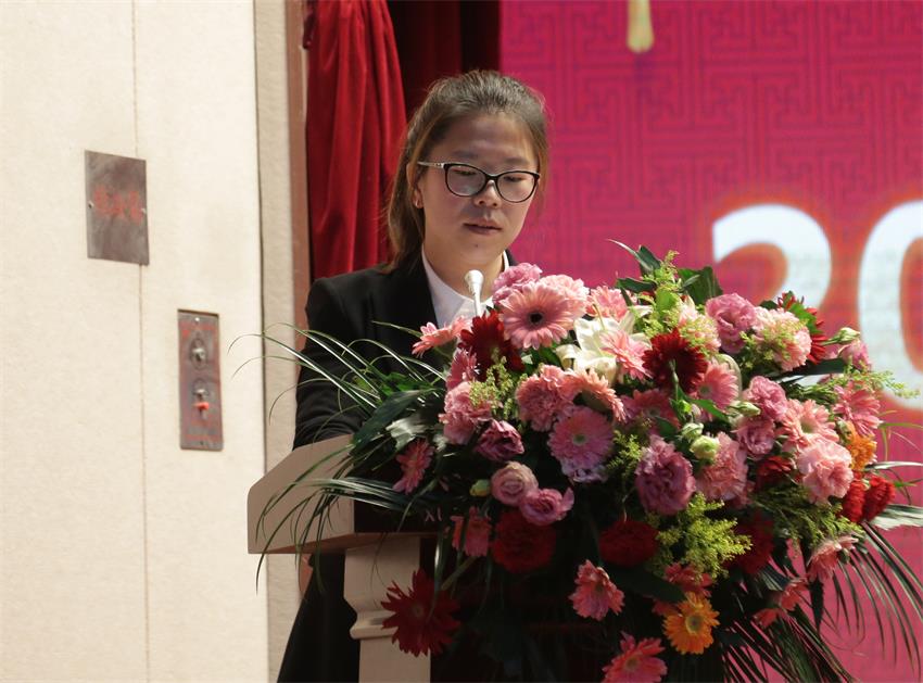 集團執(zhí)行總裁、江蘇南佛園林公司總經(jīng)理石偉偉同志宣讀人事任免決定